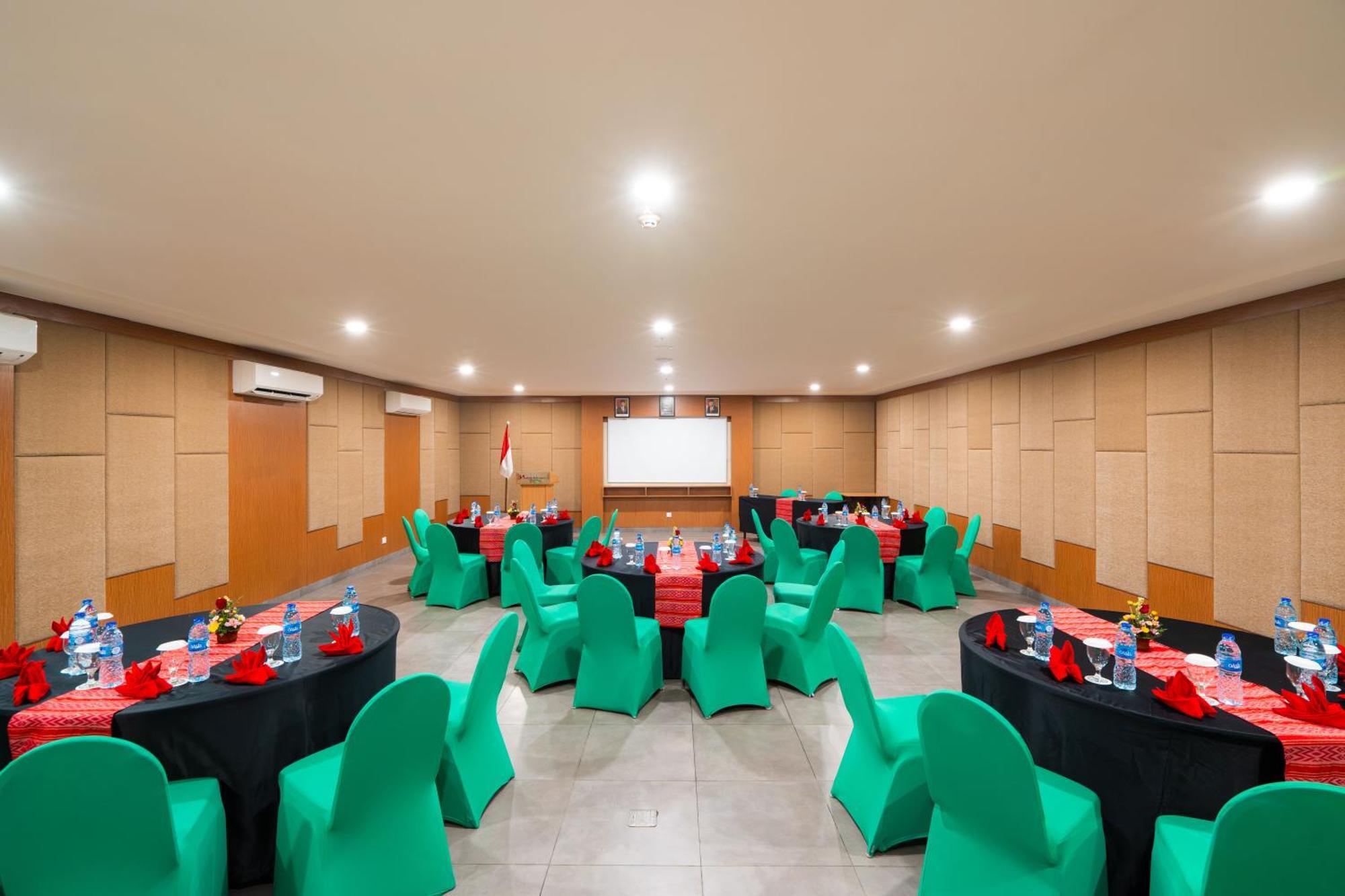 Swiss-Belexpress Kuta Legian Hotel Exterior photo